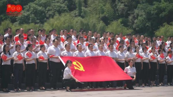西安战国墓葬中发现形制极为罕见镂空蟠螭纹铜镜